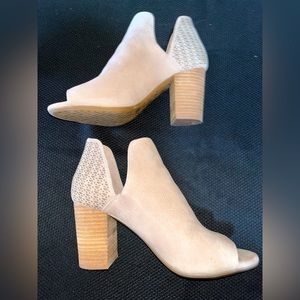 Antonio Melani Peep toe tan suede booties